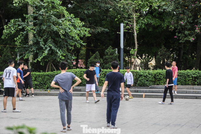 Hà Nội trước giờ 'cách ly toàn xã hội' ảnh 13