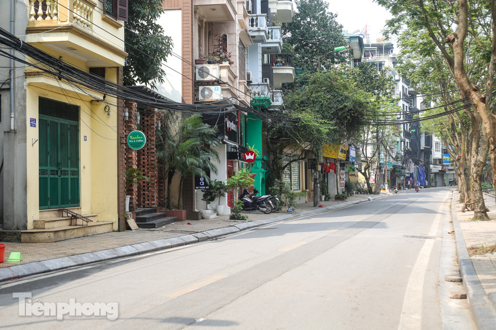 Nhịp sống 'chậm' xung quanh phố Trúc Bạch bị cách ly ảnh 13