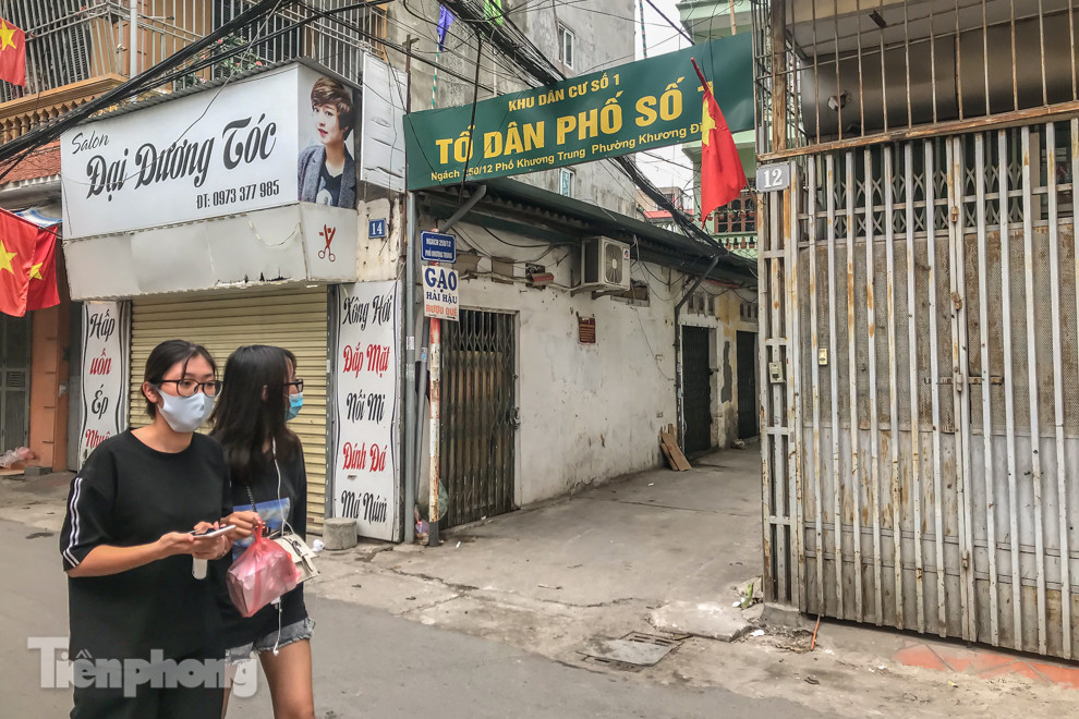 Cách ly ngõ nhỏ nhà nữ tiếp viên hàng không dương tính với Covid-19 ảnh 13