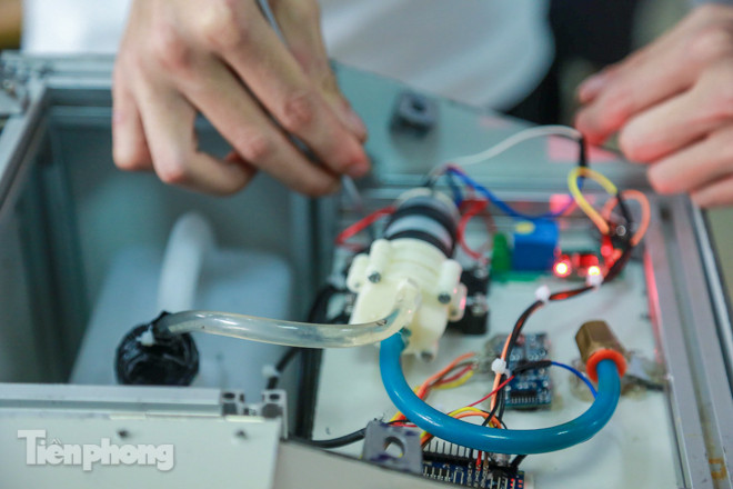 Phòng Covid-19, sinh viên Bách Khoa chế thành công máy rửa tay diệt khuẩn tự động ảnh 6