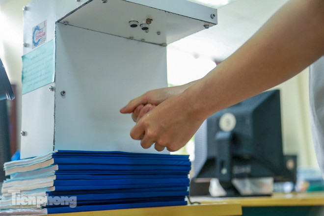 Phòng Covid-19, sinh viên Bách Khoa chế thành công máy rửa tay diệt khuẩn tự động ảnh 11