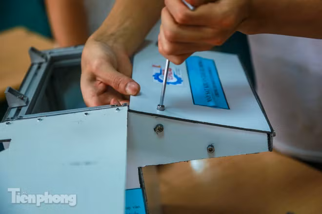 Phòng Covid-19, sinh viên Bách Khoa chế thành công máy rửa tay diệt khuẩn tự động ảnh 7