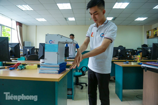 Phòng Covid-19, sinh viên Bách Khoa chế thành công máy rửa tay diệt khuẩn tự động ảnh 10
