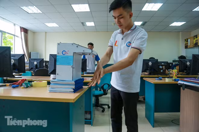 Phòng Covid-19, sinh viên Bách Khoa chế thành công máy rửa tay diệt khuẩn tự động ảnh 10