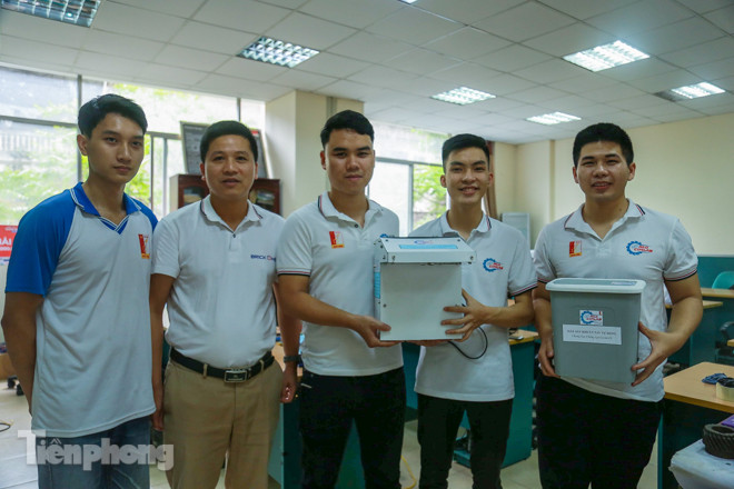 Phòng Covid-19, sinh viên Bách Khoa chế thành công máy rửa tay diệt khuẩn tự động ảnh 12