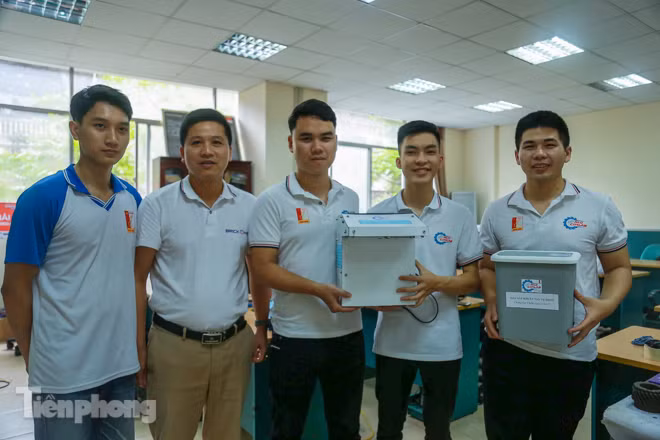 Phòng Covid-19, sinh viên Bách Khoa chế thành công máy rửa tay diệt khuẩn tự động ảnh 12