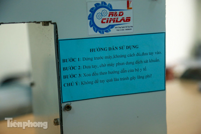 Phòng Covid-19, sinh viên Bách Khoa chế thành công máy rửa tay diệt khuẩn tự động ảnh 8