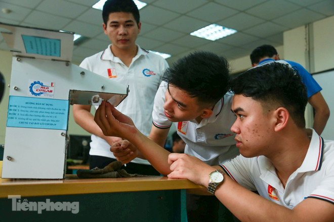 Phòng Covid-19, sinh viên Bách Khoa chế thành công máy rửa tay diệt khuẩn tự động ảnh 4