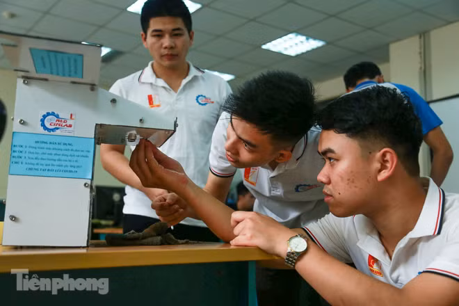 Phòng Covid-19, sinh viên Bách Khoa chế thành công máy rửa tay diệt khuẩn tự động ảnh 4