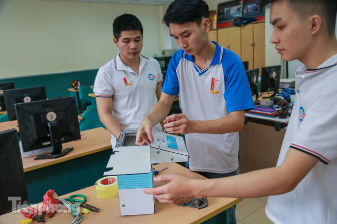 Phòng Covid-19, sinh viên Bách Khoa chế thành công máy rửa tay diệt khuẩn tự động ảnh 2