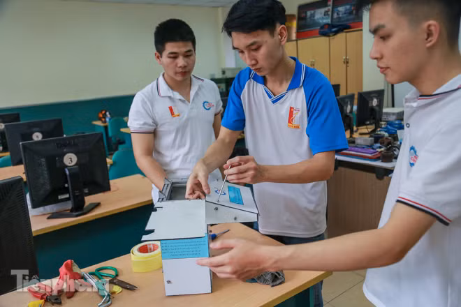 Phòng Covid-19, sinh viên Bách Khoa chế thành công máy rửa tay diệt khuẩn tự động ảnh 2