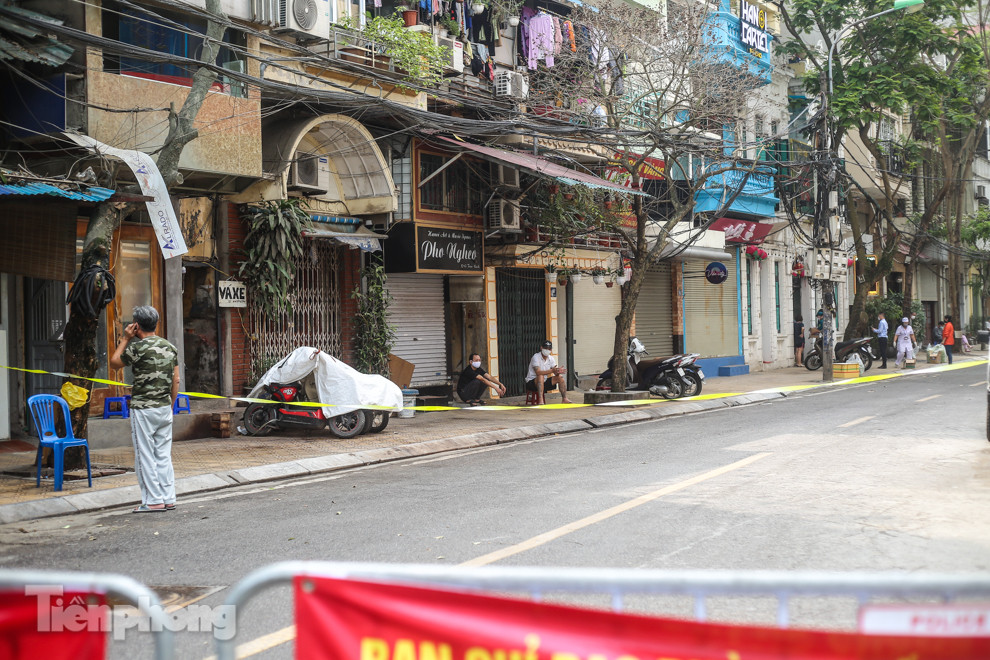 Nhịp sống 'chậm' xung quanh phố Trúc Bạch bị cách ly ảnh 2