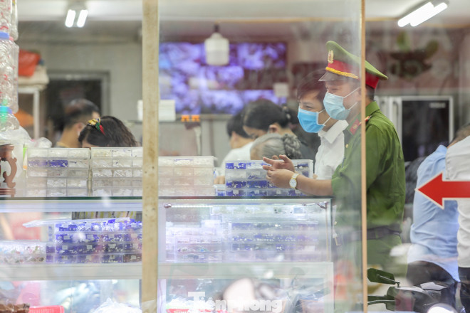 Sau cà phê, nhà hàng... phố nghề kim hoàn dọn quầy, đóng cửa tránh COVID-19 ảnh 2