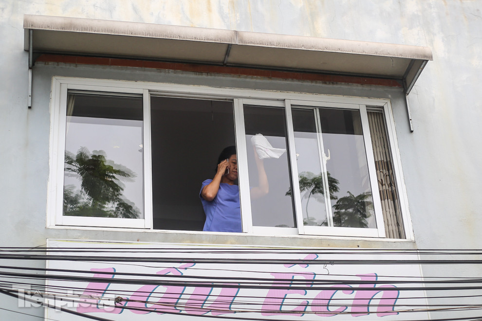 Nhịp sống 'chậm' xung quanh phố Trúc Bạch bị cách ly ảnh 5