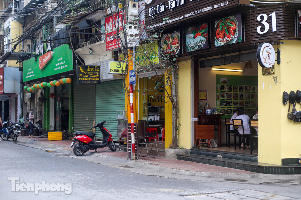 Nhịp sống 'chậm' xung quanh phố Trúc Bạch bị cách ly ảnh 9