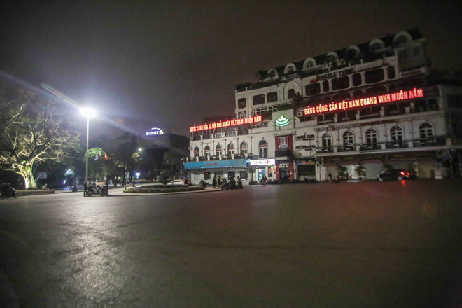 Phố phường Hà Nội 'ngủ đông' giữa dịch COVID-19 ảnh 2