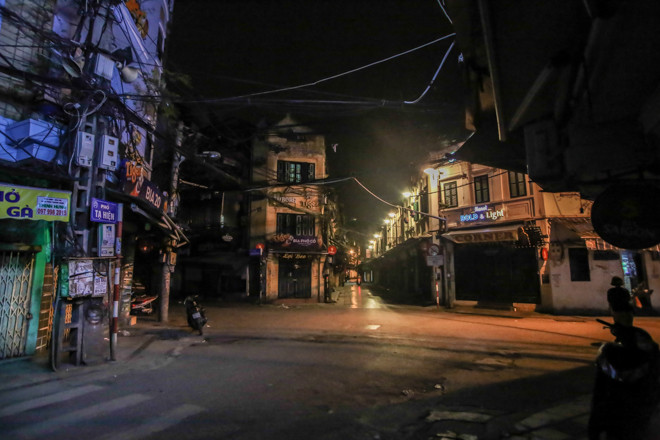 Phố phường Hà Nội 'ngủ đông' giữa dịch COVID-19 ảnh 10