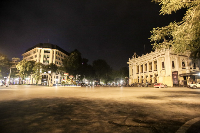 Phố phường Hà Nội 'ngủ đông' giữa dịch COVID-19 ảnh 3