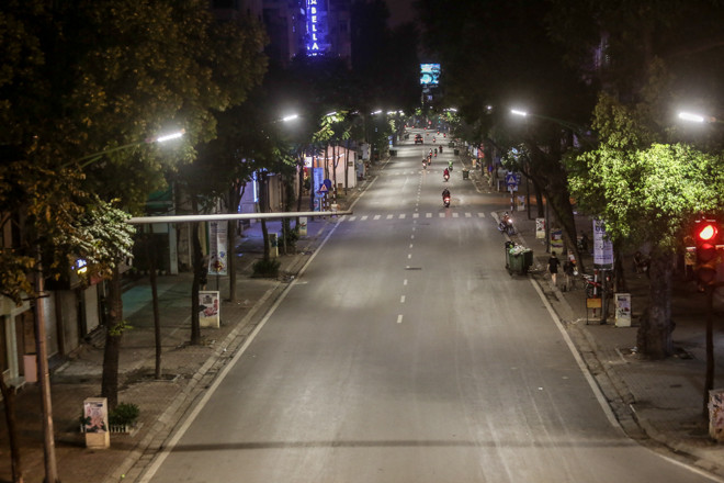 Phố phường Hà Nội 'ngủ đông' giữa dịch COVID-19 ảnh 12