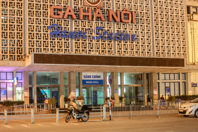 Phố phường Hà Nội 'ngủ đông' giữa dịch COVID-19 ảnh 9