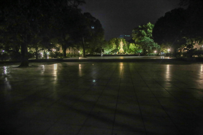 Phố phường Hà Nội 'ngủ đông' giữa dịch COVID-19 ảnh 8