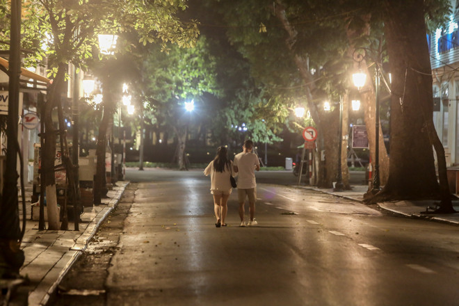 Phố phường Hà Nội 'ngủ đông' giữa dịch COVID-19 ảnh 19