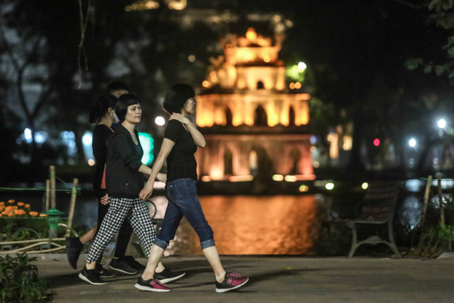 Phố phường Hà Nội 'ngủ đông' giữa dịch COVID-19 ảnh 7