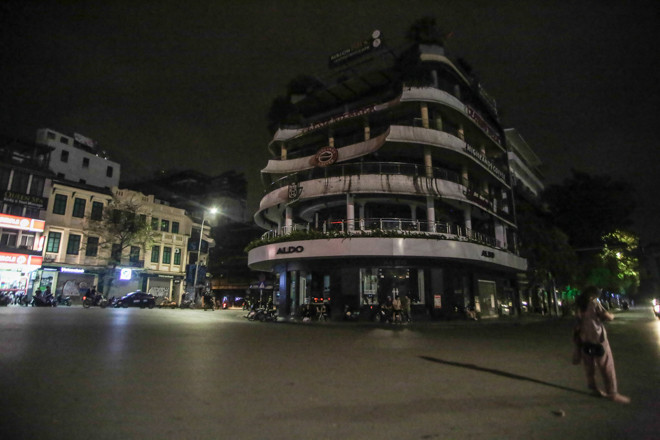 Phố phường Hà Nội 'ngủ đông' giữa dịch COVID-19 ảnh 1