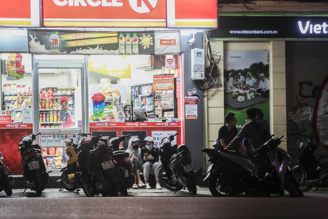 Phố phường Hà Nội 'ngủ đông' giữa dịch COVID-19 ảnh 17