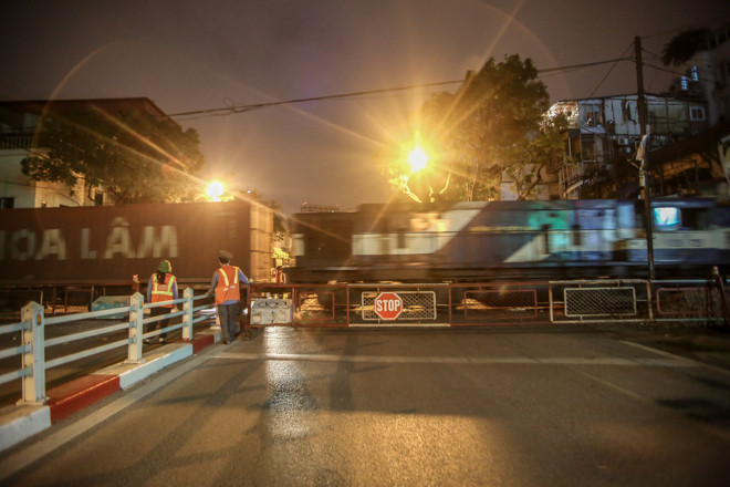 Phố phường Hà Nội 'ngủ đông' giữa dịch COVID-19 ảnh 20