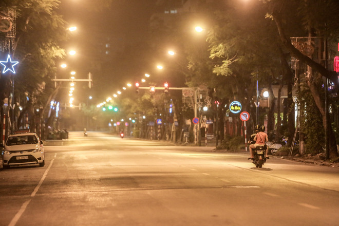 Phố phường Hà Nội 'ngủ đông' giữa dịch COVID-19 ảnh 14