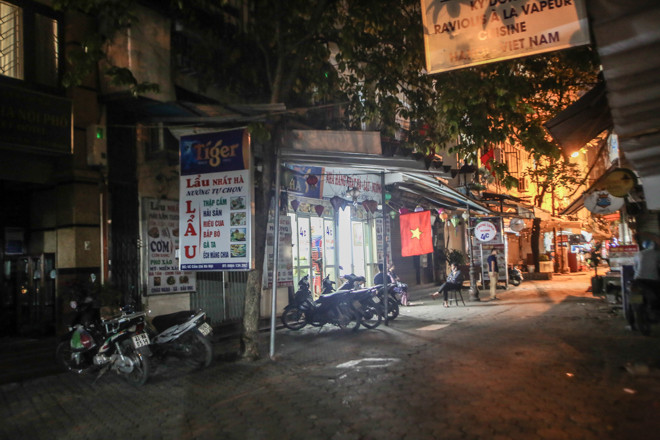 Phố phường Hà Nội 'ngủ đông' giữa dịch COVID-19 ảnh 11