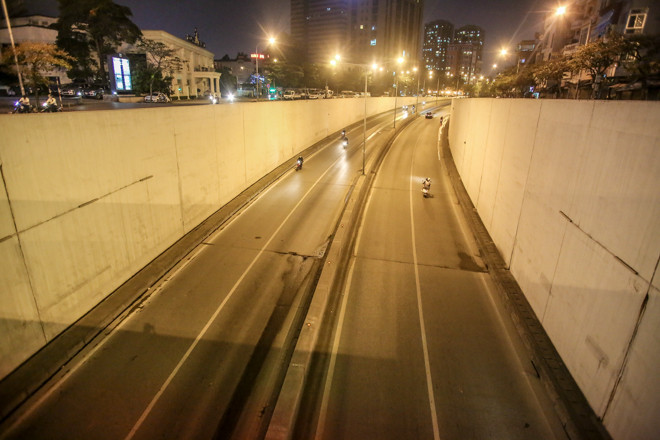 Phố phường Hà Nội 'ngủ đông' giữa dịch COVID-19 ảnh 15