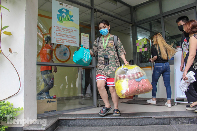 Sinh viên dùng xe bò chở đồ đạc 'nhường' ký túc xá làm khu cách ly ảnh 2