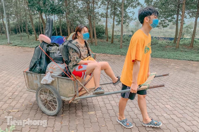 Sinh viên dùng xe bò chở đồ đạc 'nhường' ký túc xá làm khu cách ly ảnh 5