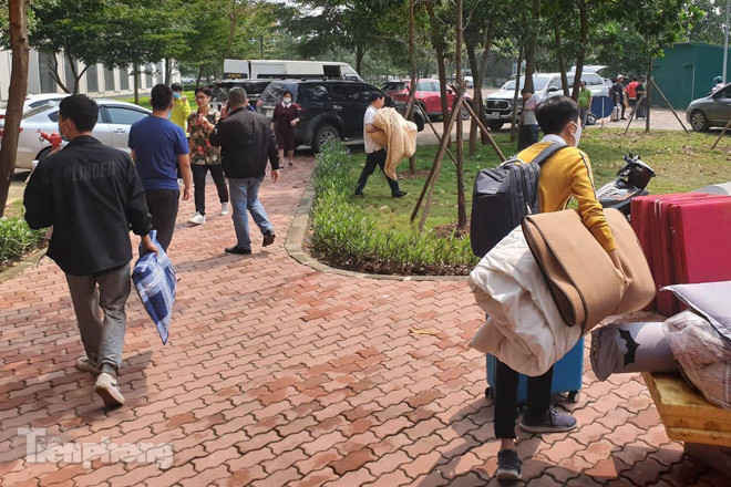 Sinh viên dùng xe bò chở đồ đạc 'nhường' ký túc xá làm khu cách ly ảnh 14