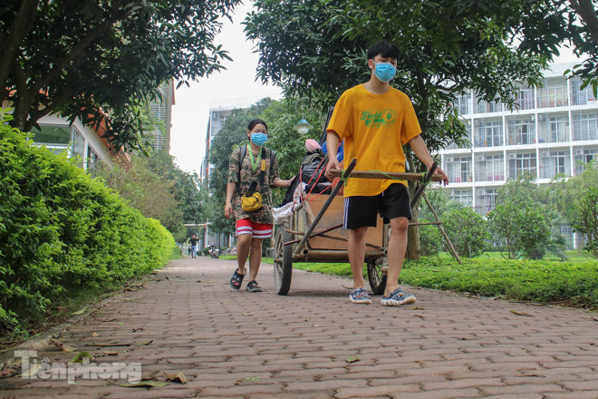 Sinh viên dùng xe bò chở đồ đạc 'nhường' ký túc xá làm khu cách ly ảnh 4