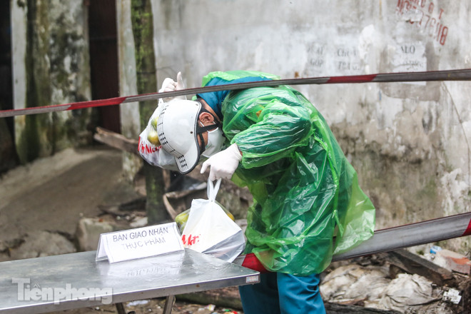 Phát thực phẩm miễn phí cho người dân khu cách ly ảnh 4