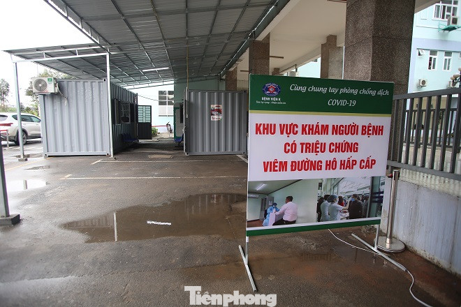 Bệnh viện 'biến' container thành khu khám, cách ly chống dịch Covid-19 ảnh 1