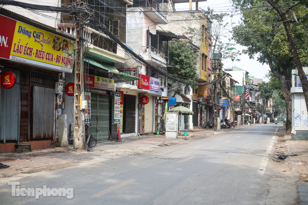 Nhịp sống 'chậm' xung quanh phố Trúc Bạch bị cách ly ảnh 11