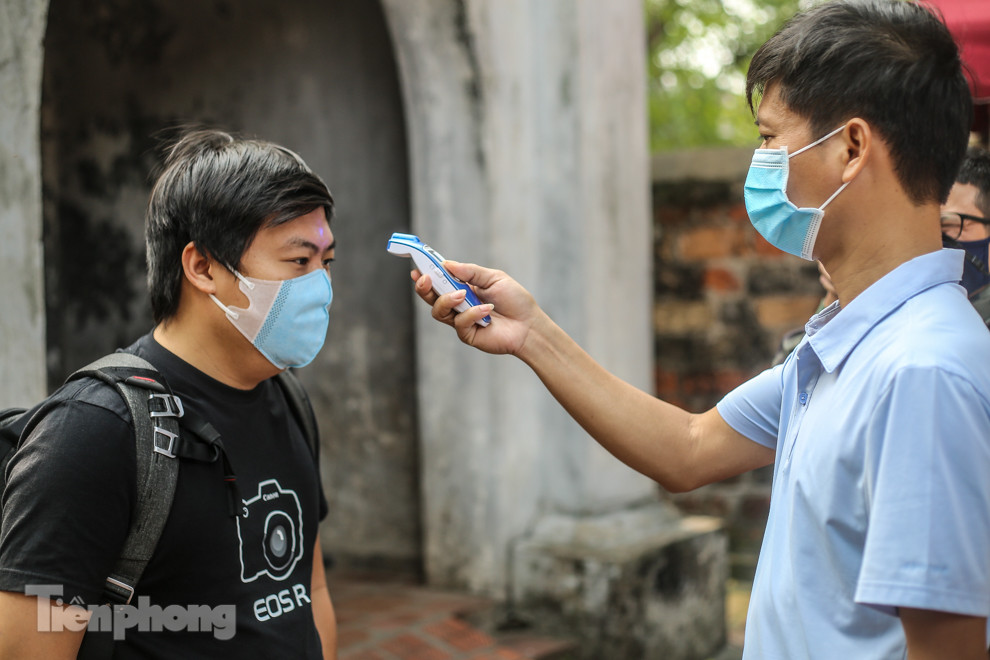 Hà Nội phun khử trùng hàng loạt di tích ảnh 6