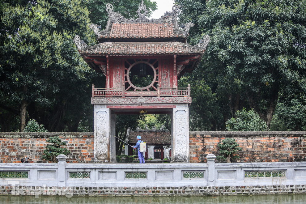 Hà Nội phun khử trùng hàng loạt di tích ảnh 5