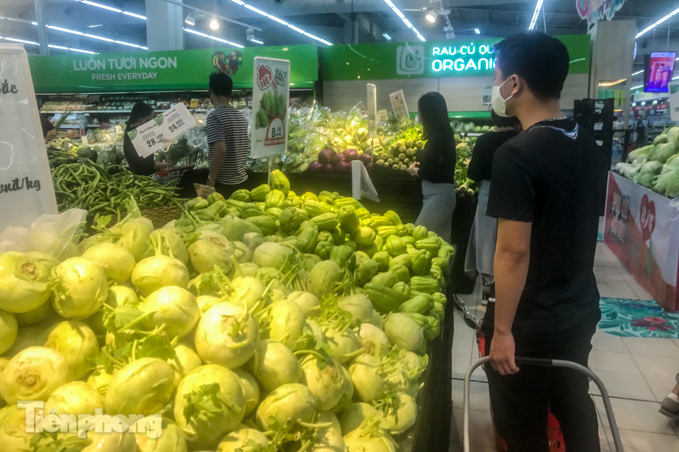 Hết cảnh chen lấn, người dân thoải mái mua đồ cho gia đình ảnh 5