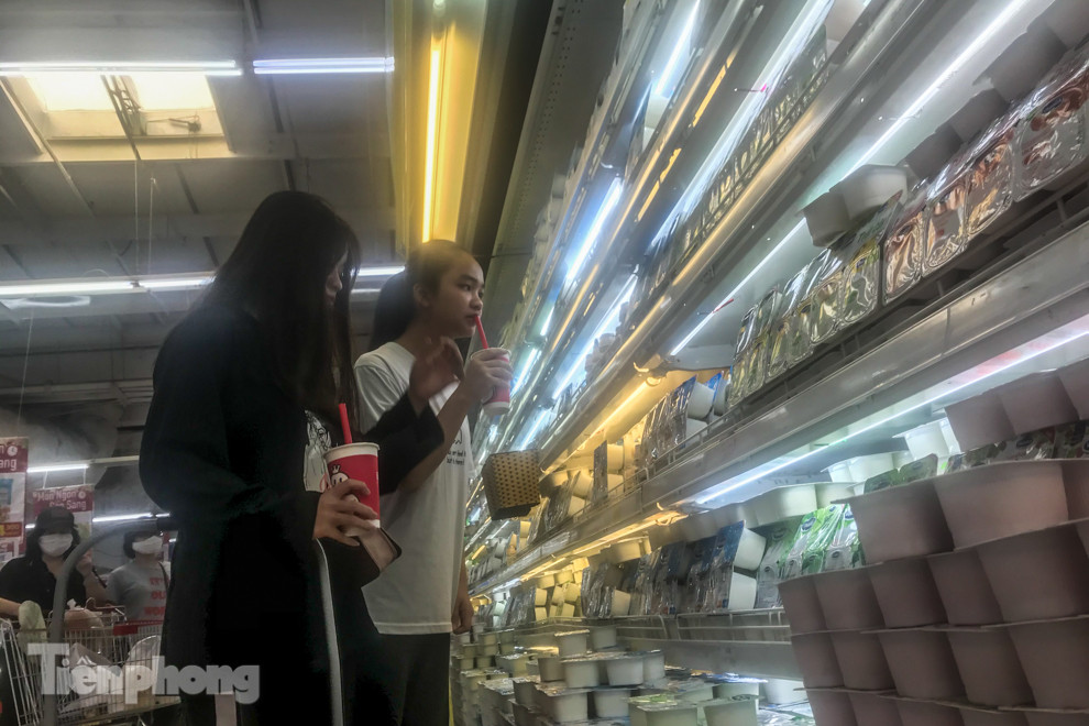 Hết cảnh chen lấn, người dân thoải mái mua đồ cho gia đình ảnh 4