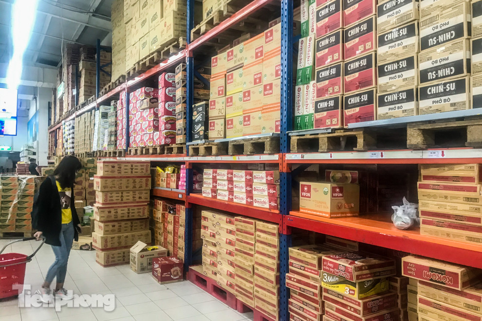 Hết cảnh chen lấn, người dân thoải mái mua đồ cho gia đình ảnh 3