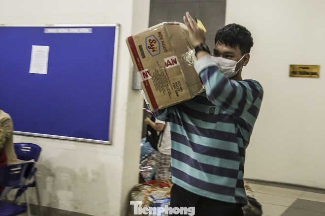 Lấy 3 tòa nhà làm khu cách ly, sinh viên ở Mỹ Đình di dời trong đêm ảnh 5