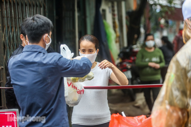 Phát thực phẩm miễn phí cho người dân khu cách ly ảnh 8