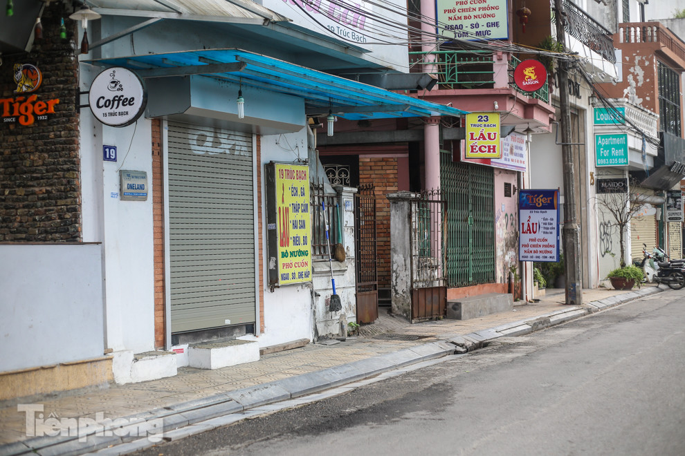 Nhịp sống 'chậm' xung quanh phố Trúc Bạch bị cách ly ảnh 4