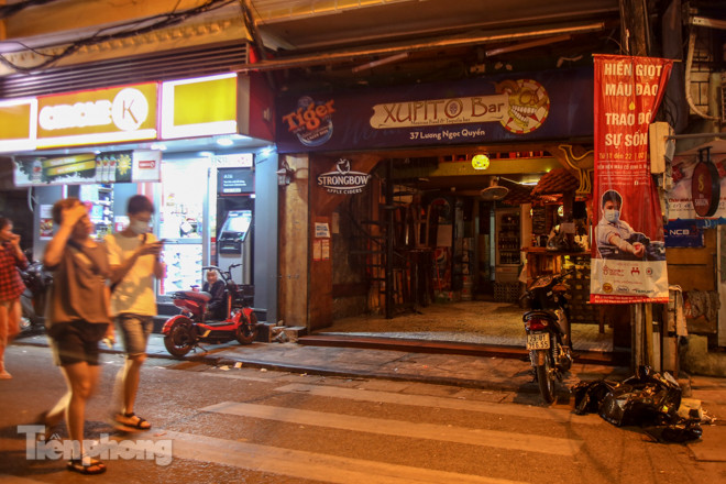 Quán bar, quán nhậu phố cổ đóng cửa, khách Tây ngẩn ngơ ảnh 1