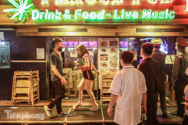 Quán bar, quán nhậu phố cổ đóng cửa, khách Tây ngẩn ngơ ảnh 12